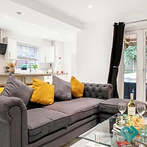  Holiday home Spacious 3Br House - Hot Tub - Near Castle, Qmc - City Centre & Trent Bridge - Free Parking - Sleeps 6